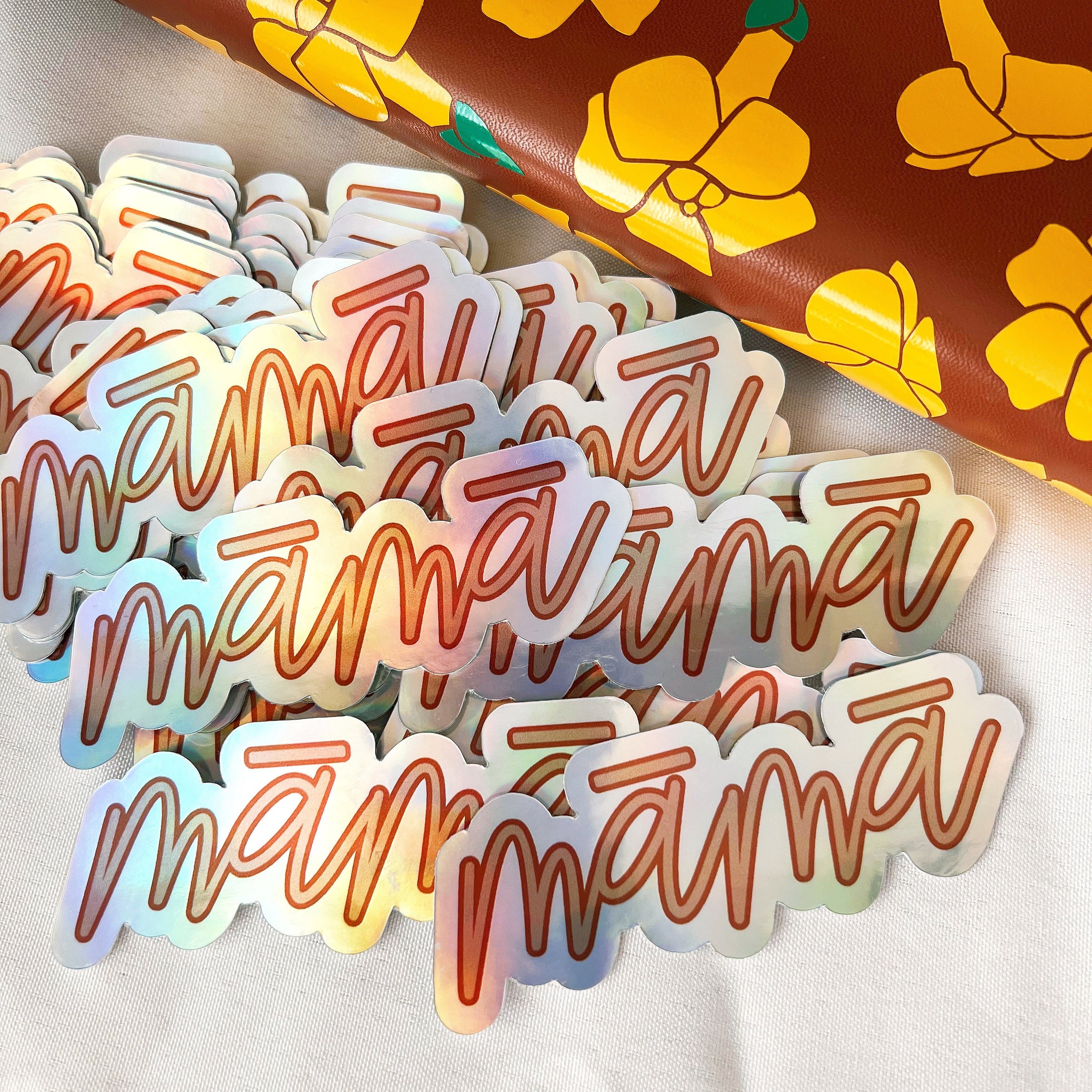 MĀMĀ HOLOGRAPHIC PEPILI